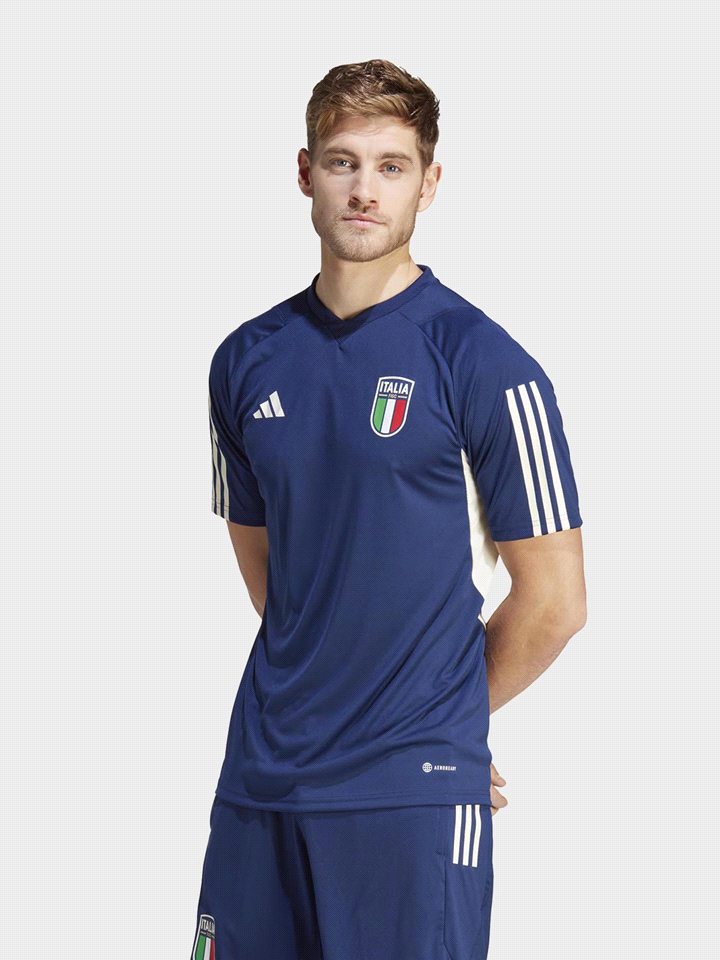 La maglia da calcio ADIDAS FIGC TR JSY è stata appositamente progettata per le sessioni di allenamento più impegnative. Dotata di dettagli in mesh strategici, questa maglia offre una migliore ventilaz... 